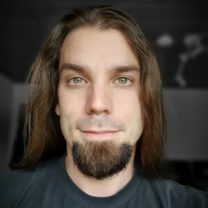 Nicolas van Szadowski vor einem dunklen Hintergrund, er ist Teil der Jury beim tolino media Newcomerpreis 2022