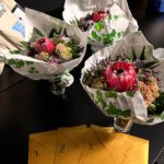 Blumen für die Gewinner*innen stehen bereit