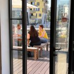 Session auf dem SchreibBarcamp am Wasser in der Sonne