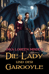 Cover von Die Lady und der Gargoyle von Inka Loreen Minden: Auf einer Pflasterstraße, mit einer historischen Häuserfront rechts und links, stehen eine Frau in einem rot-schwarzen Kleid nebst einem Mann in einem blau-schwarzem Anzug und Jacket, mit großen blauen Flügeln. 