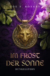 Cover von Im Frost der Sonne von Zoe S. Rosary: Grüne Blätter und weiß-lila Wasserrosen rahmen links und rechts oben das Cover, mittig ist ein goldenes Amulet mit einem Wolfskopf, der Hintergrund ist lila. 