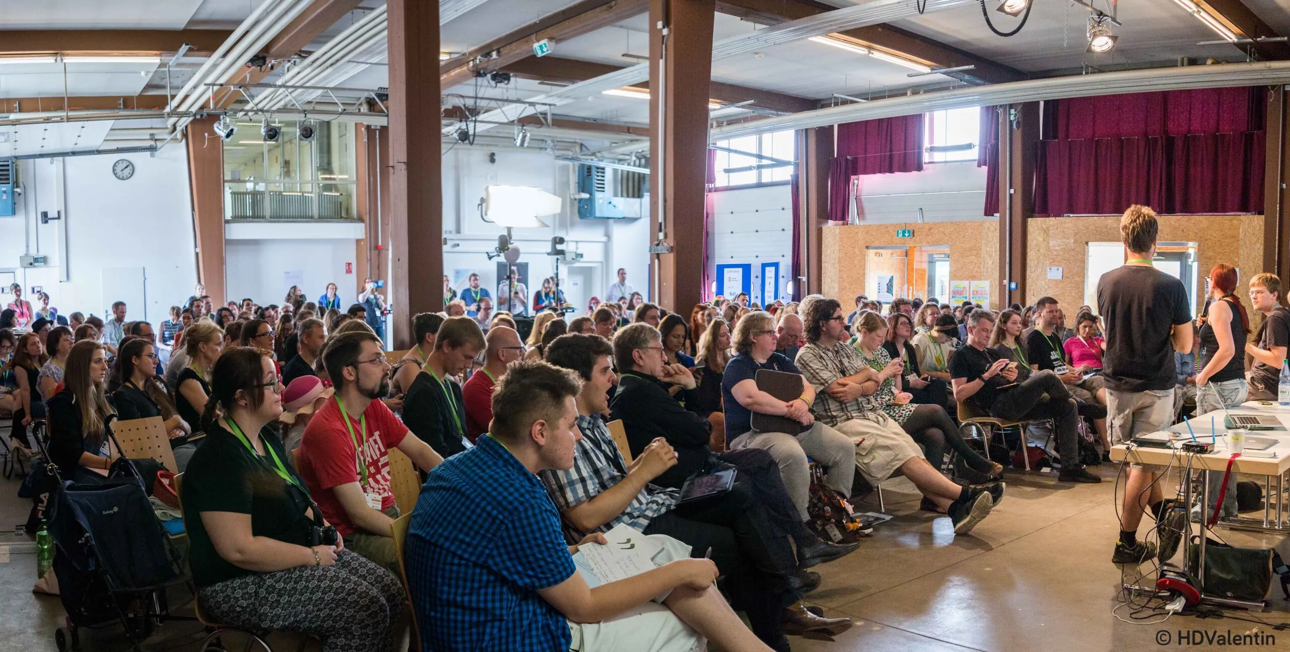 Foto in die Zuschauenden einer LitCamp Session, die den gesamten Raum füllen.