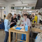 Zwei Personen kontrollieren das Ticket für den Einlass zum Schreibbarcamp