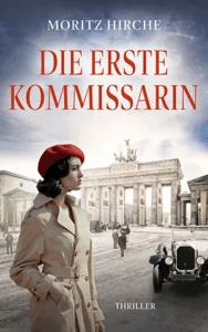Cover "Die erste Kommissarin" mit einer Frau in Mantel und mit roter Mütze vor dem Brandenburger Tor