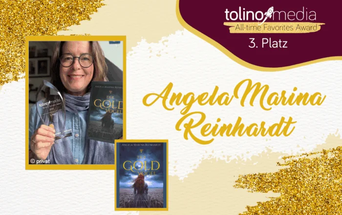 Ein Foto von Angela Marina Reinhardt, in der linken Hand den Buchpreis, in der rechten Hand ihr Titel "Der Goldvogel"