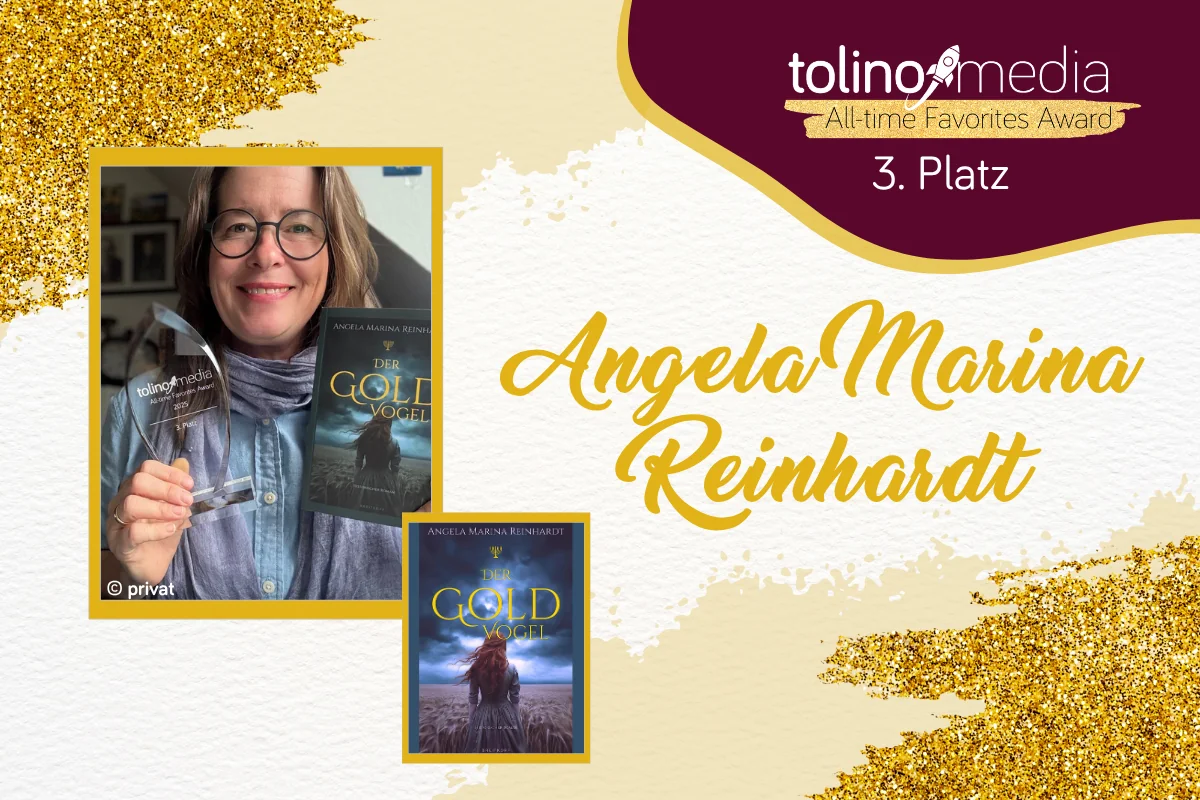 Ein Foto von Angela Marina Reinhardt, in der linken Hand den Buchpreis, in der rechten Hand ihr Titel "Der Goldvogel"