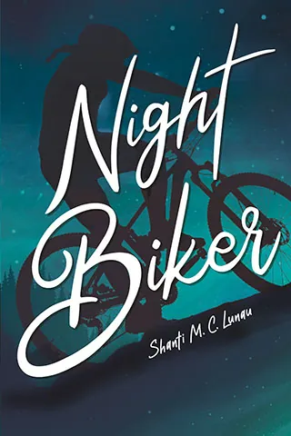 Cover von Night Biker von Shanti M. C. Lunau: Eine Bikerin auf ihrem Fahrrad, die in der Nacht einen Berg hochfährt, mit Bäumen im Hintergrund. 